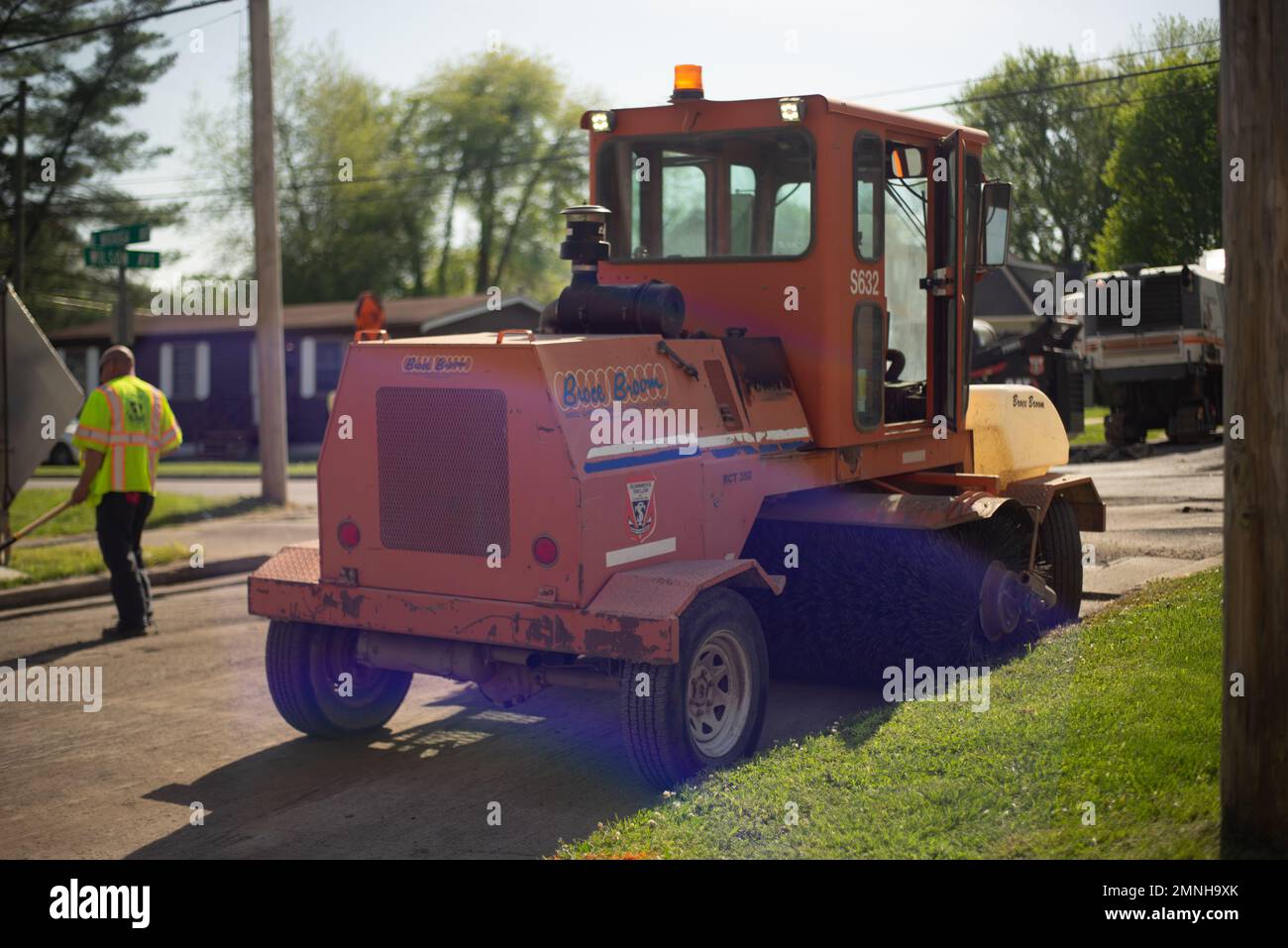 Johnson City, Tennessee, Stati Uniti 2022-04-28 Lavoro di manutenzione steet: Macchina spazzatrice stradale. Foto Stock