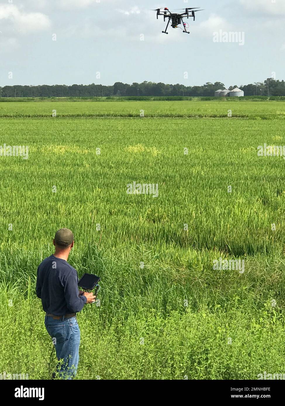 Un lavoratore dell'USDA che testa un sistema di aeromobili senza equipaggio (suas o droni) per effettuare valutazioni e gestione dei danni alla fauna selvatica. Essi sono anche utilizzati per disperdere uccelli da campi coltivati e ambienti aeroportuali ca. 2018 Foto Stock