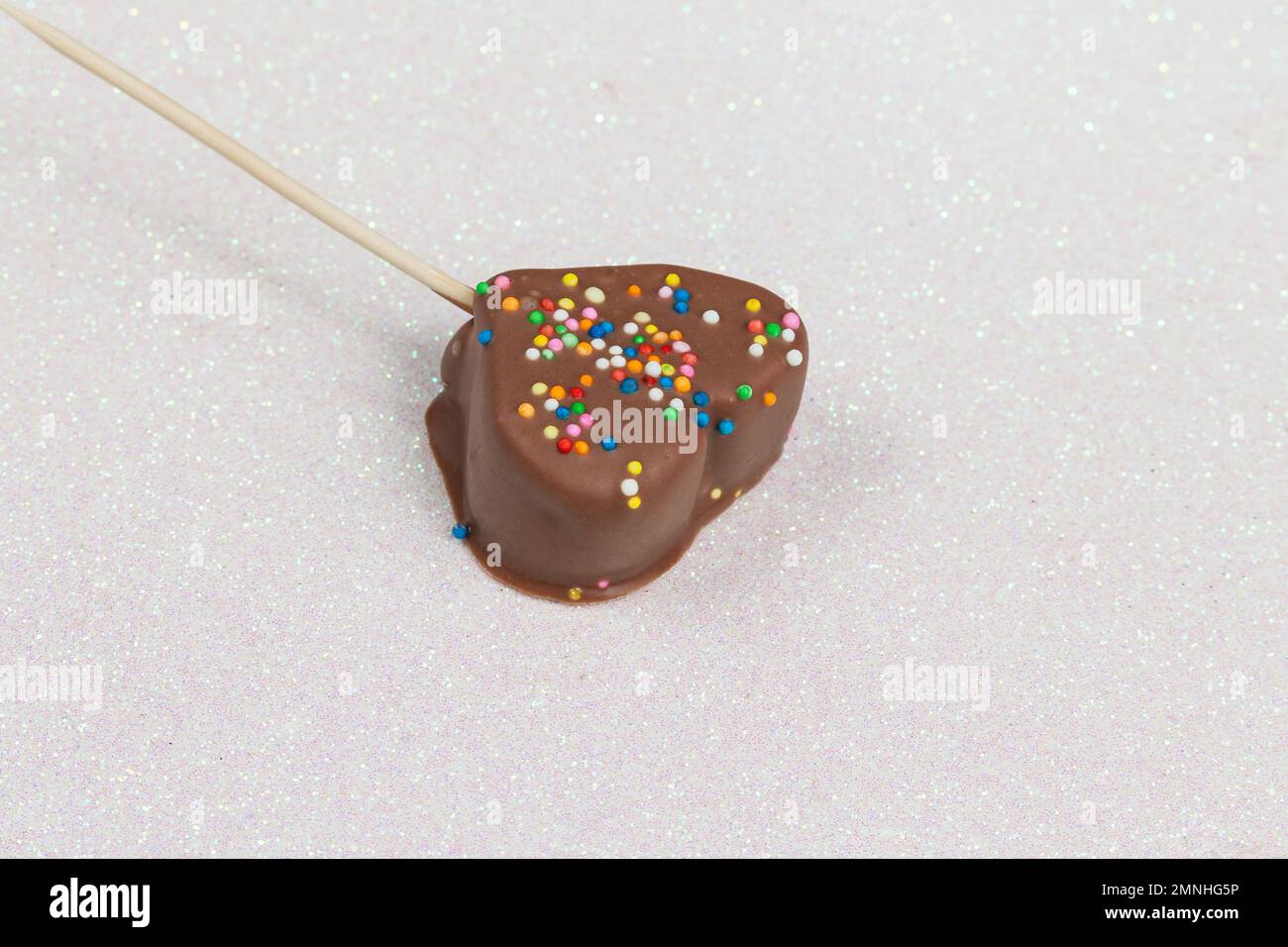 Marshmallows ricoperti di cioccolato e di Mini Drages colorati. Foto Stock