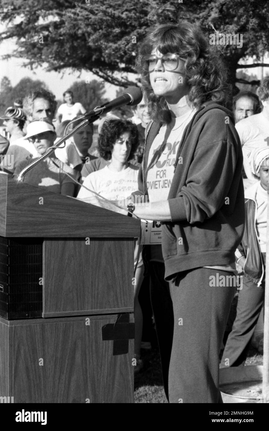 Jane fonda alla gara del 10k a favore della gioielleria sovietica al Rancho Park a Century City, California, 7 novembre 1981. Credit: Ralph Dominguez/MediaPunch Foto Stock
