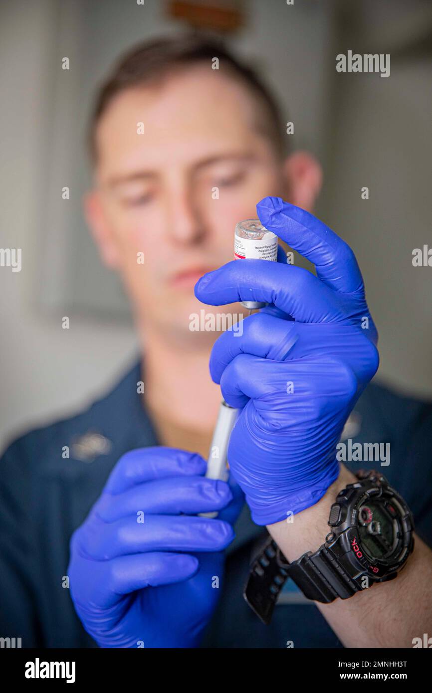 Un ospedale Corpsman 2nd Classe, assegnato alla nave d'assalto anfibio USS Bataan (LHD 5), prepara un colpo di immunizzazione Anthrax ca. 2020 Foto Stock