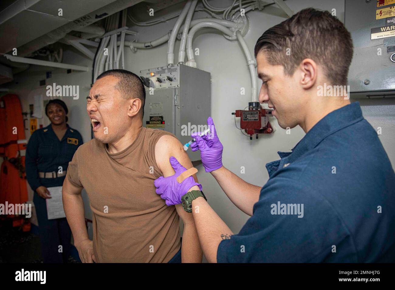 Senior Chief Personnel Specialist assegnato alla nave d'assalto anfibio USS Bataan (LHD 5), riceve un colpo di immunizzazione da Antrace di ca. 2020 Foto Stock