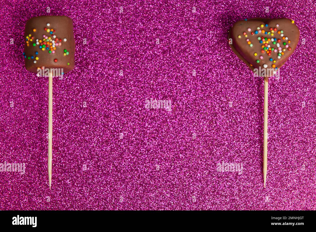 Marshmallows ricoperti di cioccolato e di Mini Drages colorati. Foto Stock