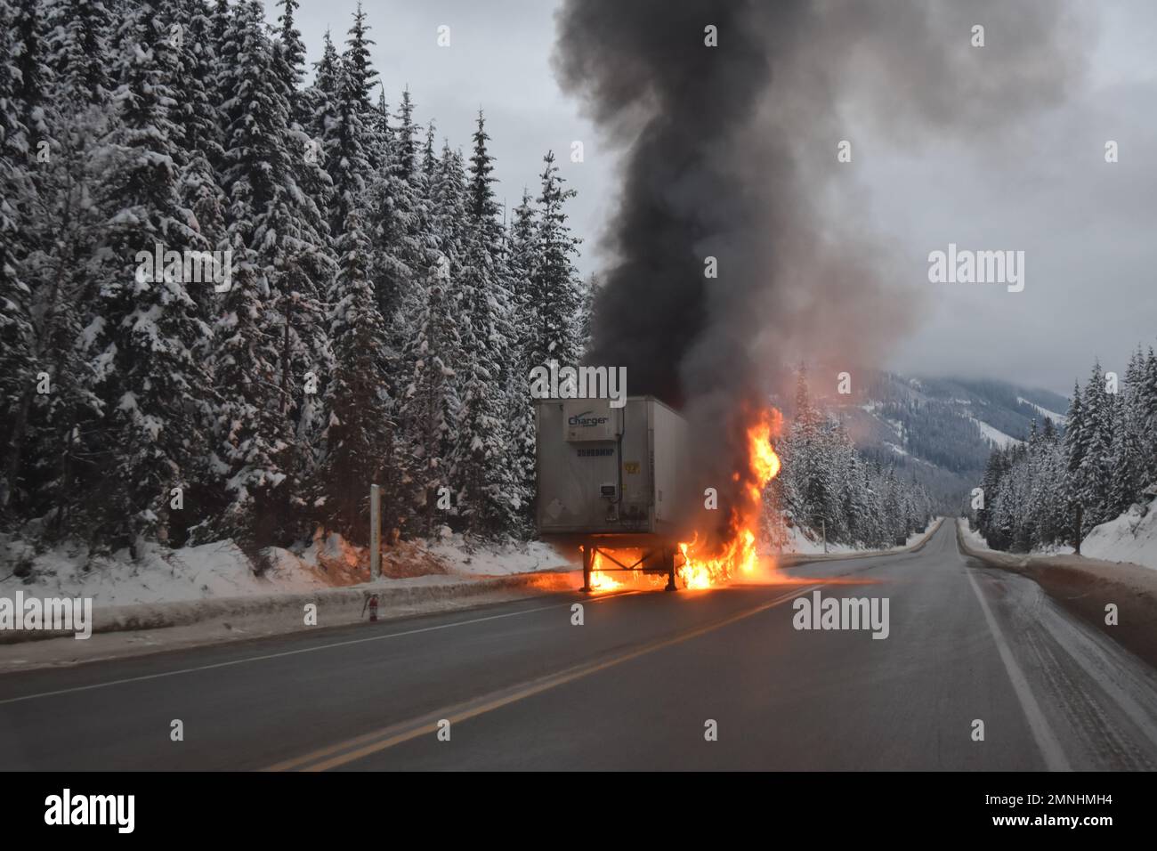 Il fumo nero fuoriesce da un rimorchio in fiamme sull'autostrada Trans-Canada Foto Stock