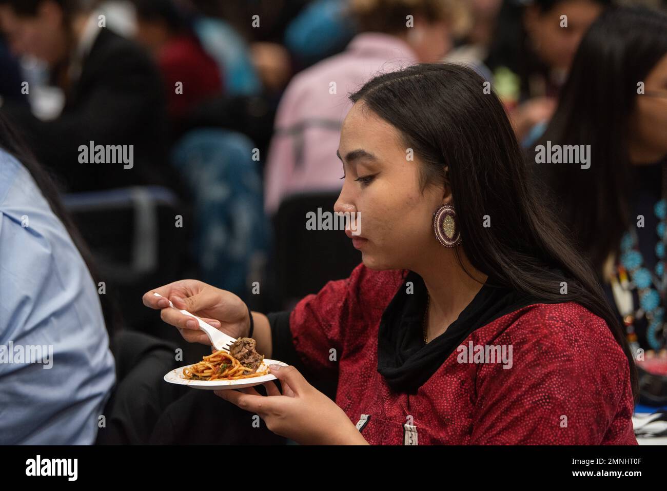 Ai partecipanti vengono serviti dei polpetti di bisonte e spaghetti e salsa di pomodoro durante le risorse della USDA Indigenous Food sovranità al White House Tribal Youth Forum di Washington D.C., il 14 novembre 2022 Foto Stock