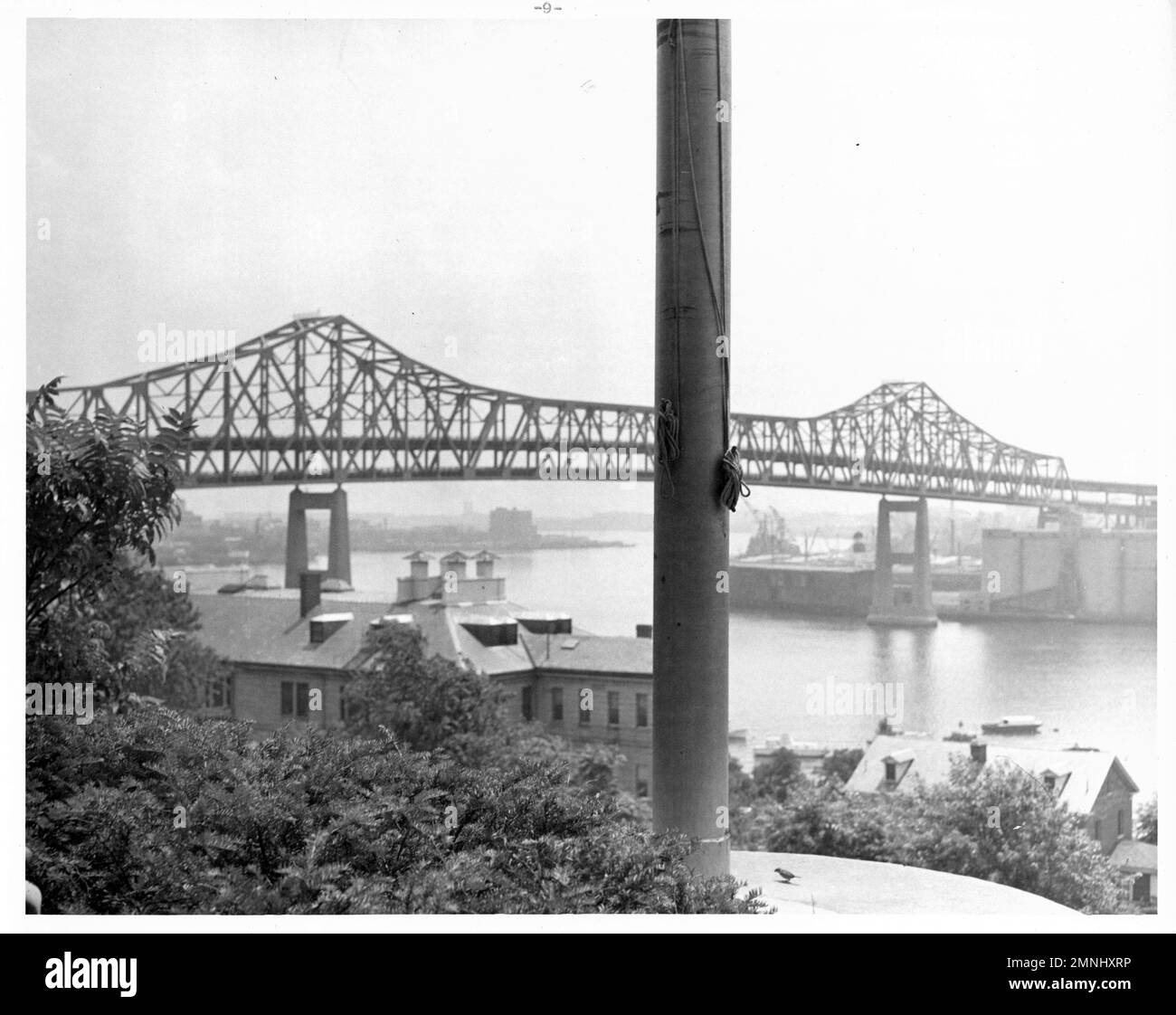 Naval Hospital Chelsea, Massachusetts. Vista dall'asta della bandiera di fronte all'edificio principale dell'ospedale. Mystic River Bridge, quartiere infermieri in primo piano a sinistra e quartiere degli ufficiali sposati in basso a destra ca. data sconosciuta Foto Stock