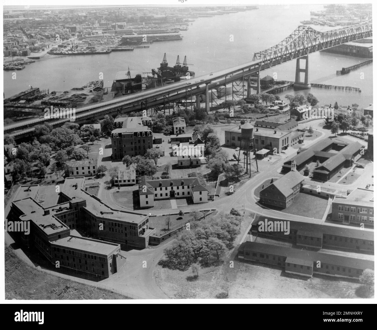 Naval Hospital Chelsea, Massachusetts. A sinistra: Dependents Unit, caserme WAVES, Hospital Corps Quarters. A destra: Reparti, uffici, Cappella, Wards, Auditorium, Navy Exchange, ARC [American Red Cross], quartier ca. Gennaio 1961 Foto Stock