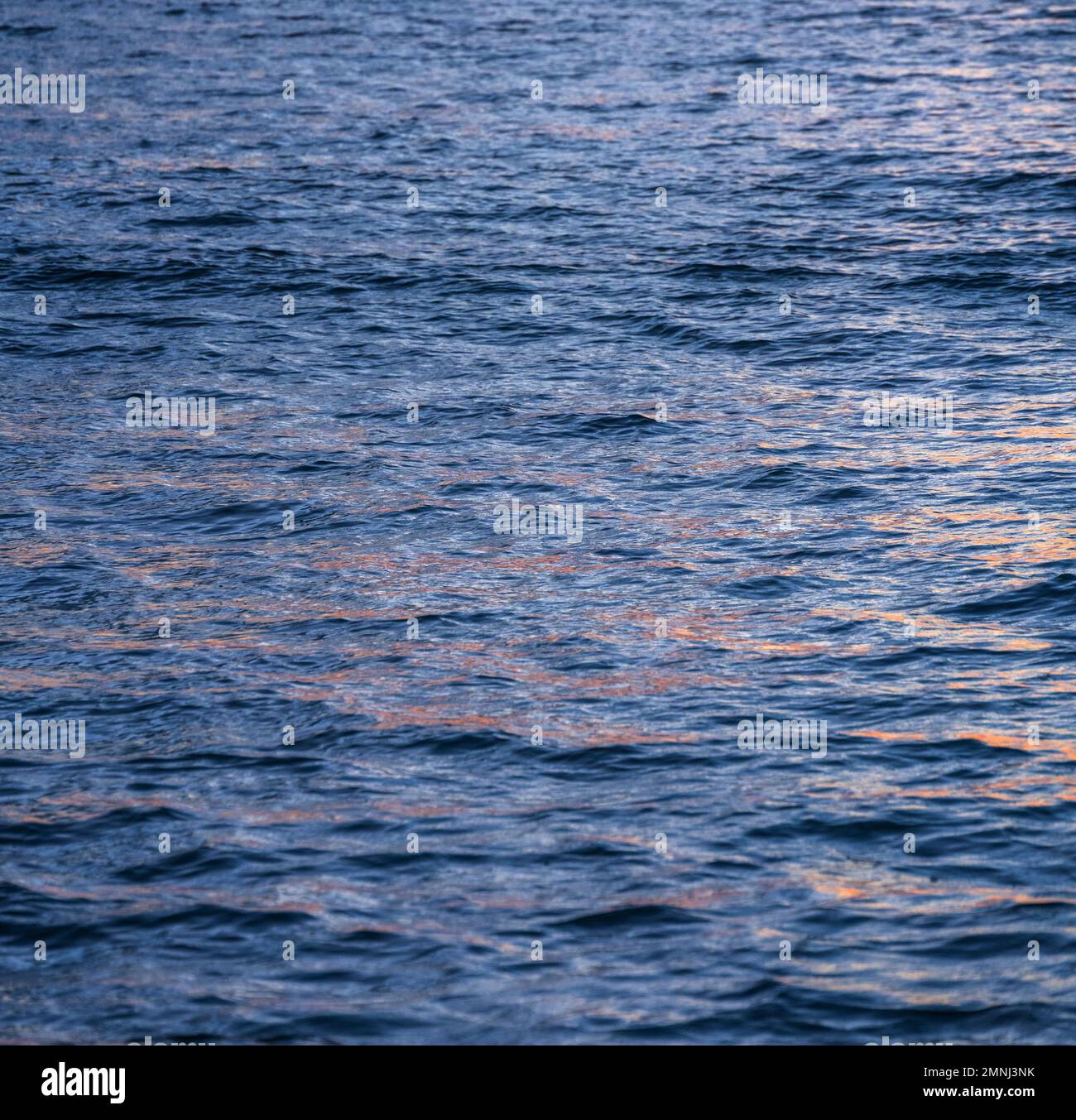 Luce solare riflessa nella superficie dell'oceano Foto Stock