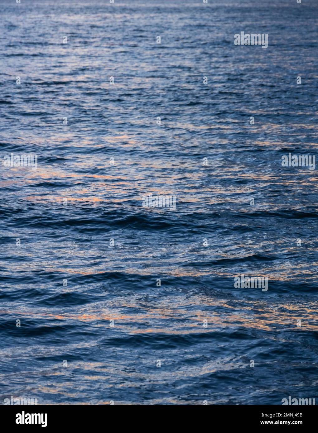 Luce solare riflessa nella superficie dell'oceano Foto Stock