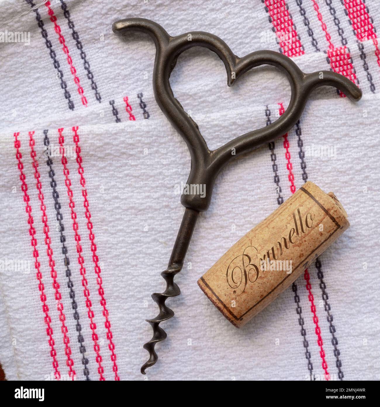 Cavatappi vintage a forma di cuore e sughero da vino su tovaglioli Foto Stock