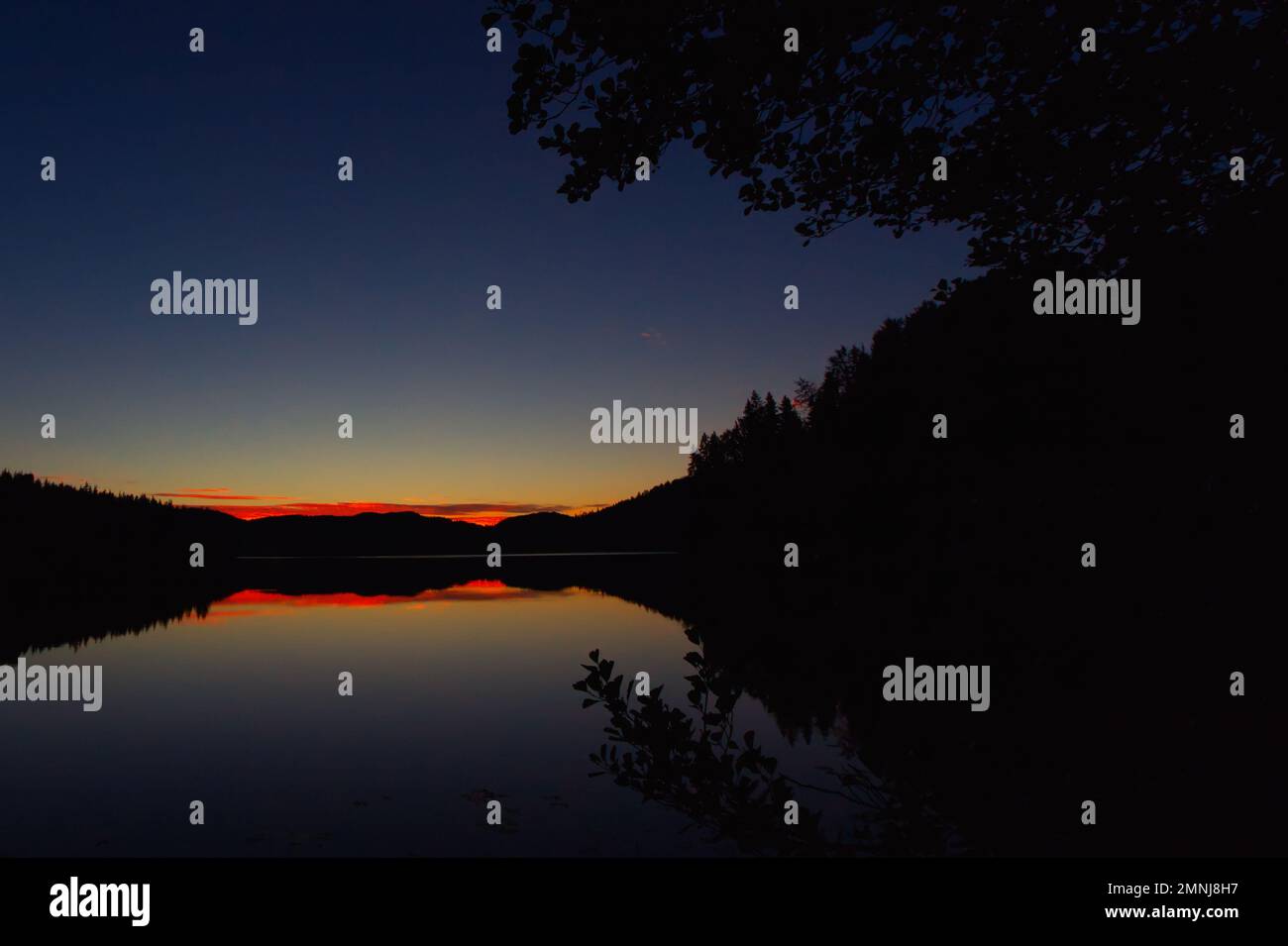 Tramonto panoramico in un tranquillo lago svedese sul sentiero dell'alta costa in estate Foto Stock
