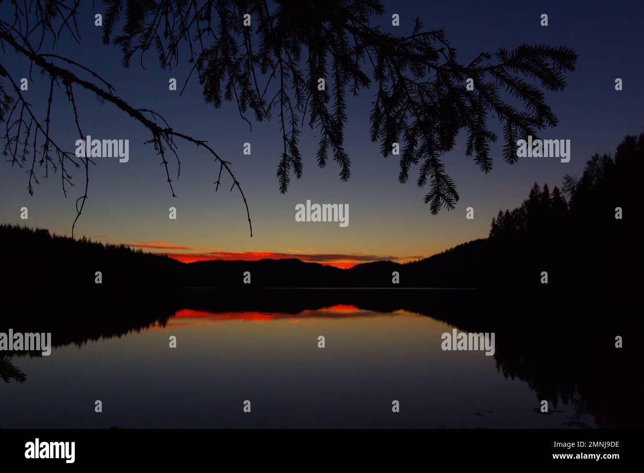 Tramonto panoramico in un tranquillo lago svedese sul sentiero dell'alta costa in estate Foto Stock