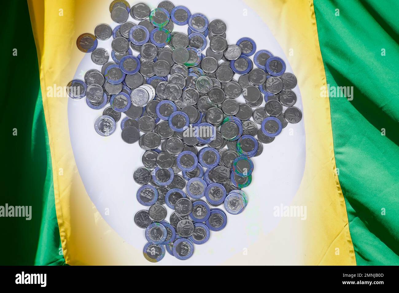 gruppo di monete in denaro reale provenienti dal brasile - economia e finanza - bandiera brasiliana Foto Stock