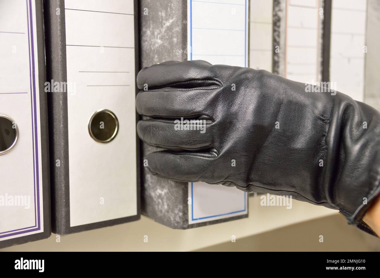 ladro rubare raccoglitori ad anello e file riservati in un ufficio Foto Stock