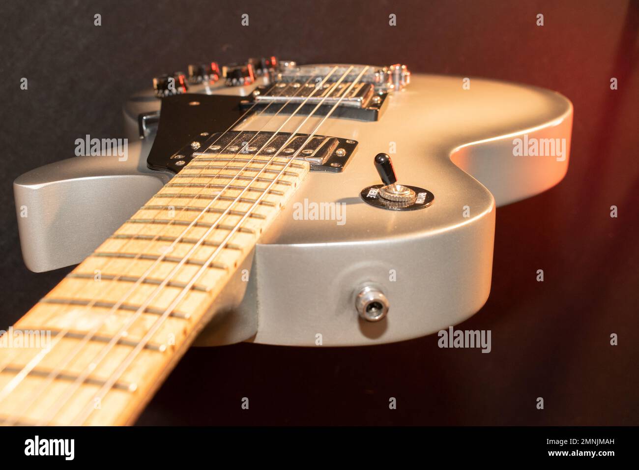 Vaduz, Liechtenstein, 28 settembre 2022 Guitar elettrica Gibson Les Paul Studio in grigio con un fretboard in foglia d'acero prodotto girato Foto Stock