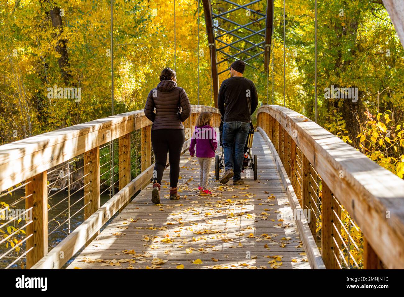 USA, Idaho, Hailey, ponte che attraversa la famiglia in autunno Foto Stock