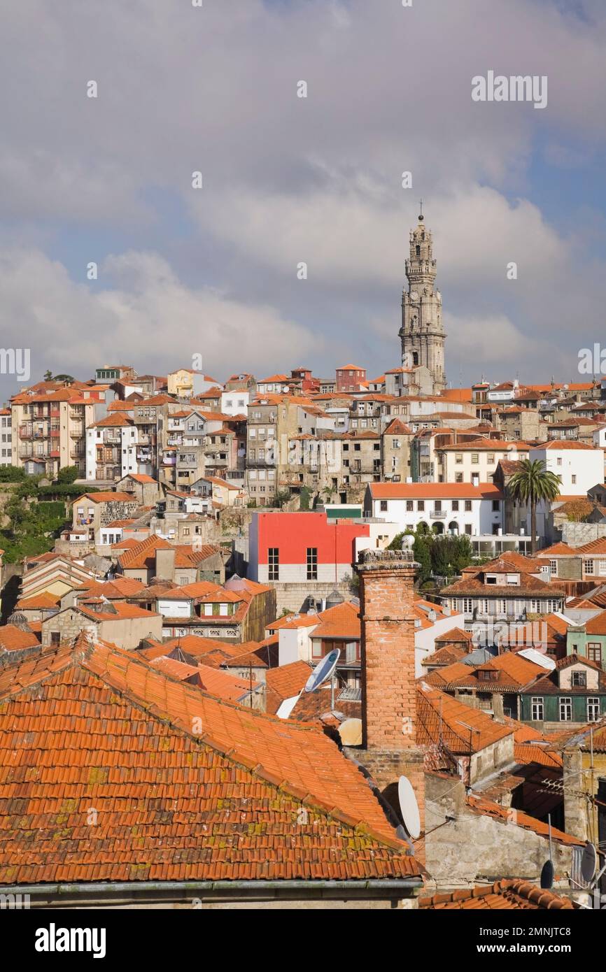 Lo skyline della città vecchia di Porto con il campanile della chiesa, Porto, Portogallo. Foto Stock