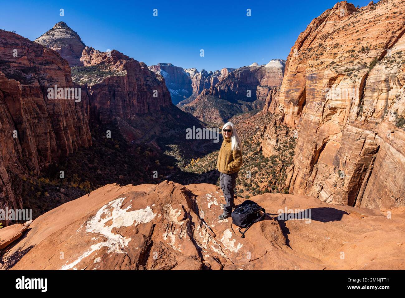 USA, Utah, Zion National Park, escursionista senior presso il parco nazionale di Zion Foto Stock