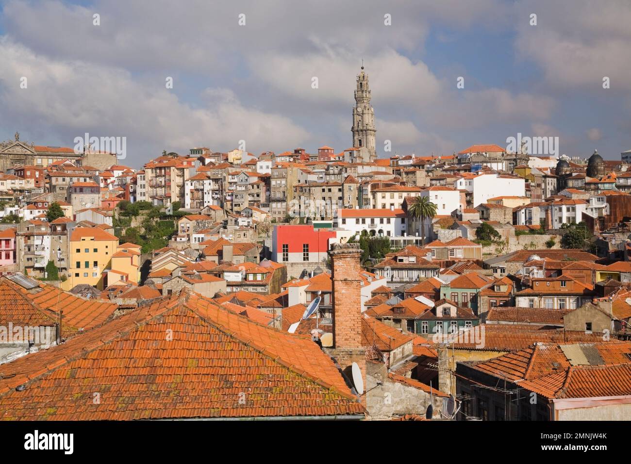Lo skyline della città vecchia di Porto con il campanile della chiesa, Porto, Portogallo. Foto Stock