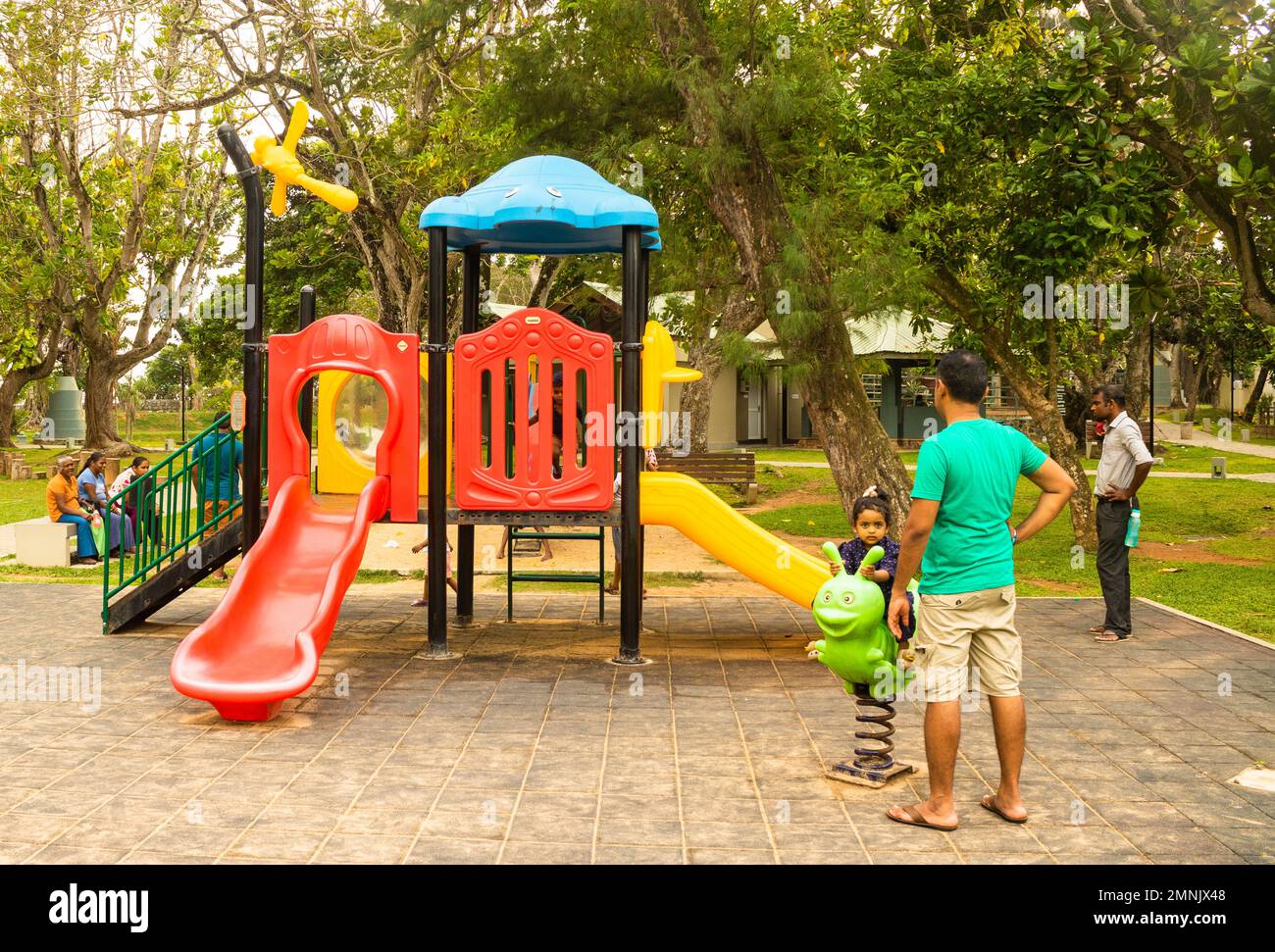 scivolo parco per bambini e ape baby ride. Foto Stock