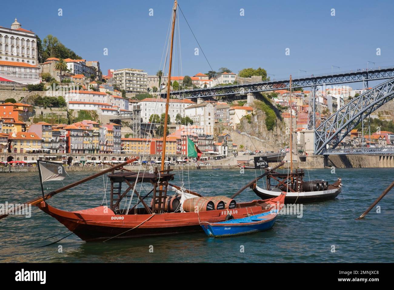 Ponte di dom Luis sul fiume Douro con tradizionali barche da vino portuali ormeggiate, Porto, Portogallo. Foto Stock