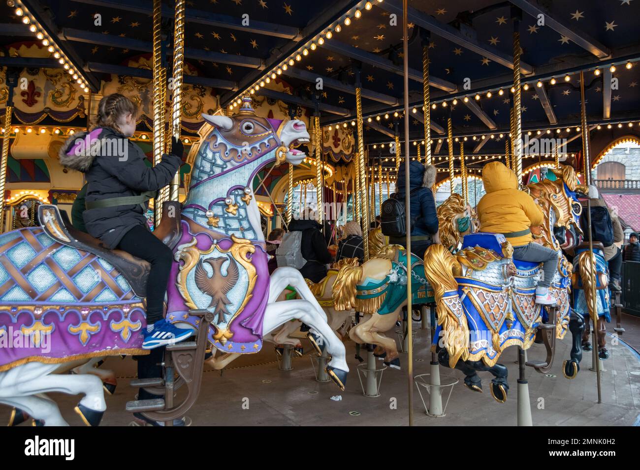 Attrazione di re Arthur Carrousel e dolcemente "galoppo" attraverso uno sfondo vorticoso di colori e suoni a Disneyland Paris Foto Stock