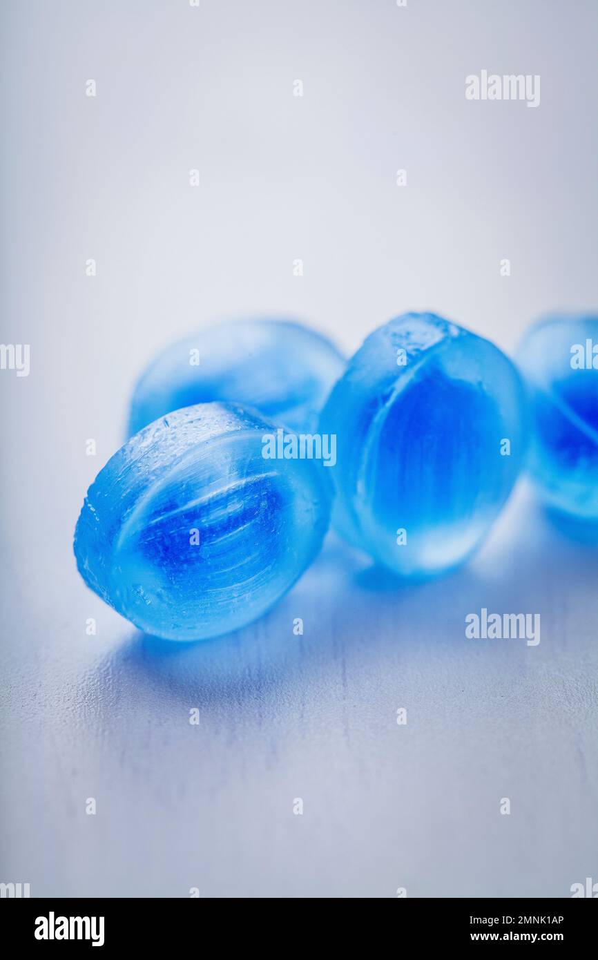 Caramelle alla menta blu immagini e fotografie stock ad alta risoluzione -  Alamy