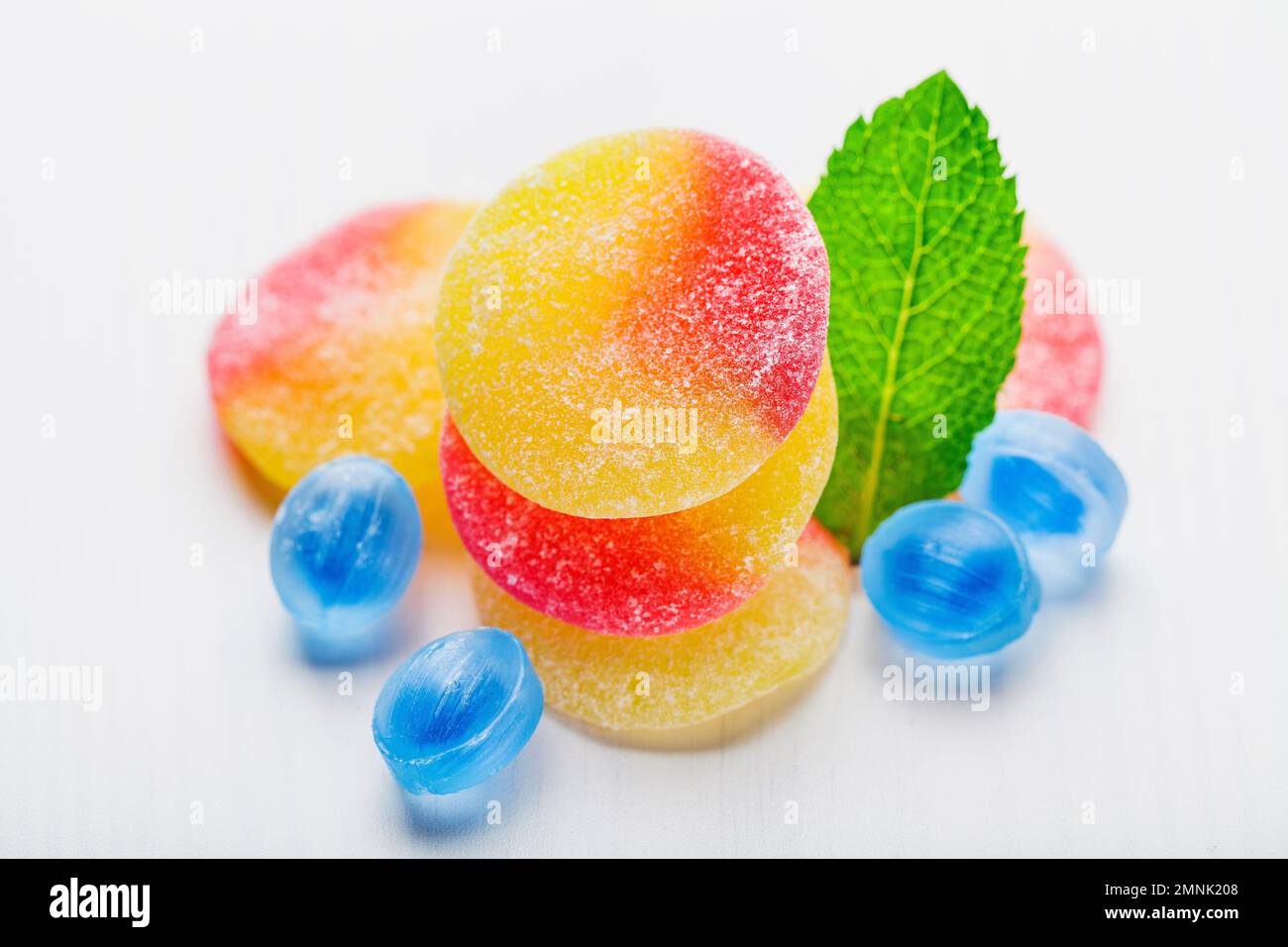 caramelle dolci e colorate con zucchero alla frutta Foto Stock