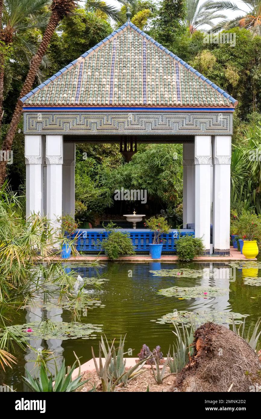 Tetto di tegole marocchine in cima gazebo da un tranquillo laghetto Foto Stock
