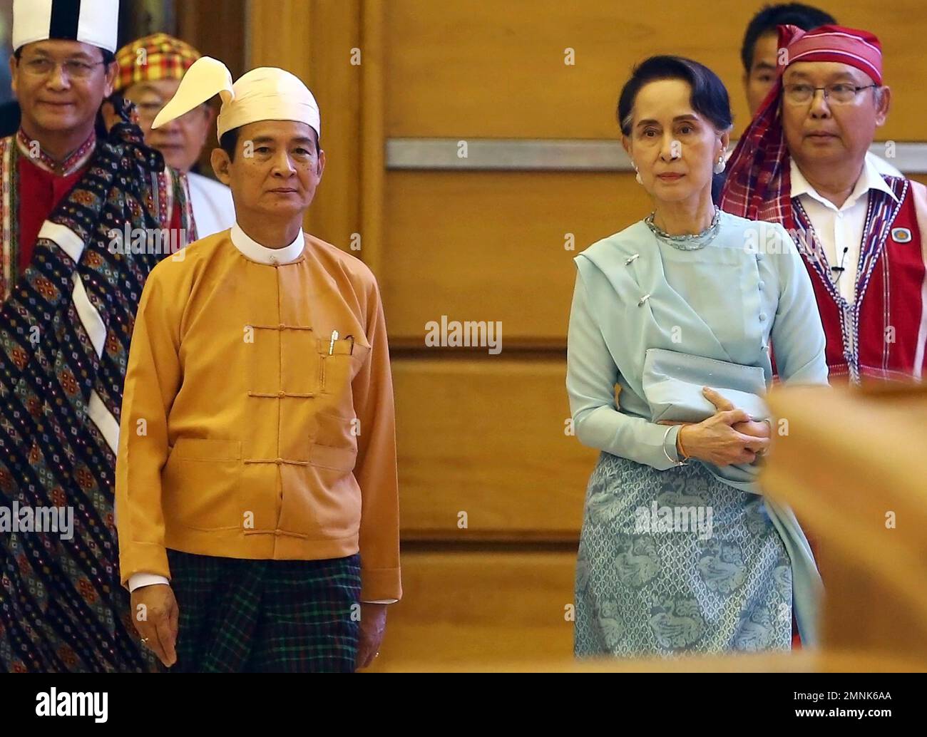 Myanmar's President-elect Win Myint, left, with leader Aung San Suu Kyi, right, enters Parliament to take the oath of office in Naypyitaw, Myanmar, Friday, March 30, 2018. Myanmar sworn Win Myint, a longtime Suu Kyi loyalist, as the country's new president, who will continue his predecessor's deference to her as the nation's de facto leader. (AP Photo/Aung Shine Oo) Foto Stock