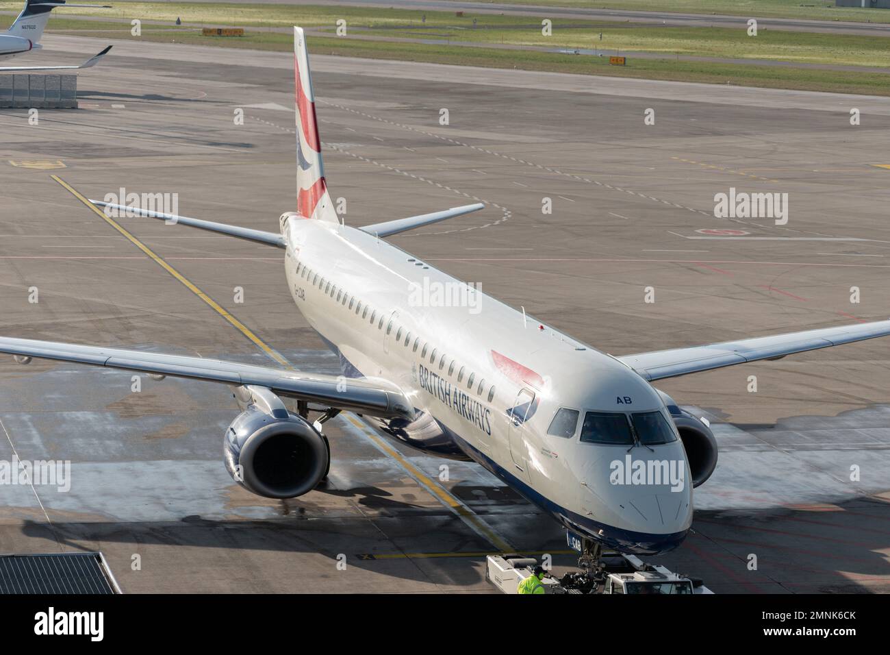 Zurigo, Svizzera, 19 gennaio 2023 British Airways l'aeromobile Embraer e-190SR è parcheggiato al cancello Foto Stock