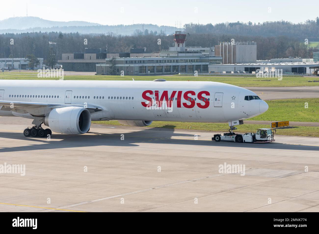 Zurigo, Svizzera, 19 gennaio 2023 le compagnie aeree internazionali svizzere Boeing 777-300-ER vengono trainate lungo il piazzale Foto Stock