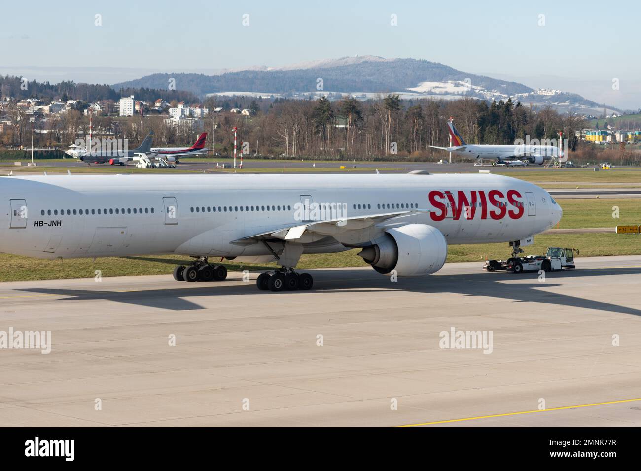 Zurigo, Svizzera, 19 gennaio 2023 le compagnie aeree internazionali svizzere Boeing 777-300-ER vengono trainate lungo il piazzale Foto Stock