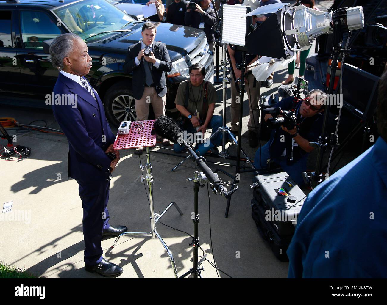 Rev. Al Sharpton talks to the media before entering the Bayside of South Sacramento Church, known as BOSS Church, to give the eulogy at the funeral of Stephon Clark, Thursday, March 29, 2018, in Sacramento, Calif. Clark, who was unarmed, was shot and killed by Sacramento Police Officers, Sunday, March 18, 2018. (AP Photo/Rich Pedroncelli) Thursday, March 29, 2018, in Sacramento, Calif. (AP Photo/Rich Pedroncelli) Foto Stock