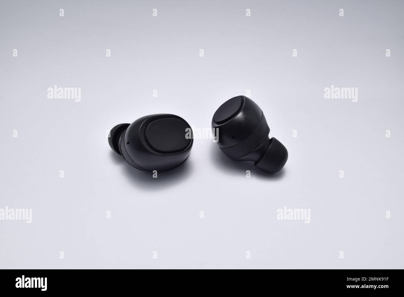 Controllo vocale bluetooth delle cuffie wireless vero e proprio isolato su sfondo bianco. Foto Stock
