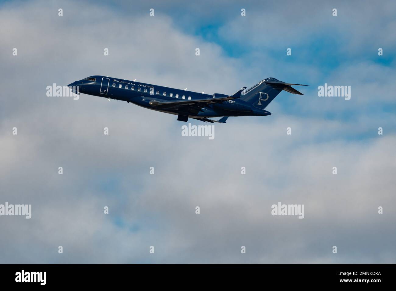 Zurigo (Svizzera), 19 gennaio 2023 Bombardier Global 6000 è in partenza dalla pista 28 Foto Stock