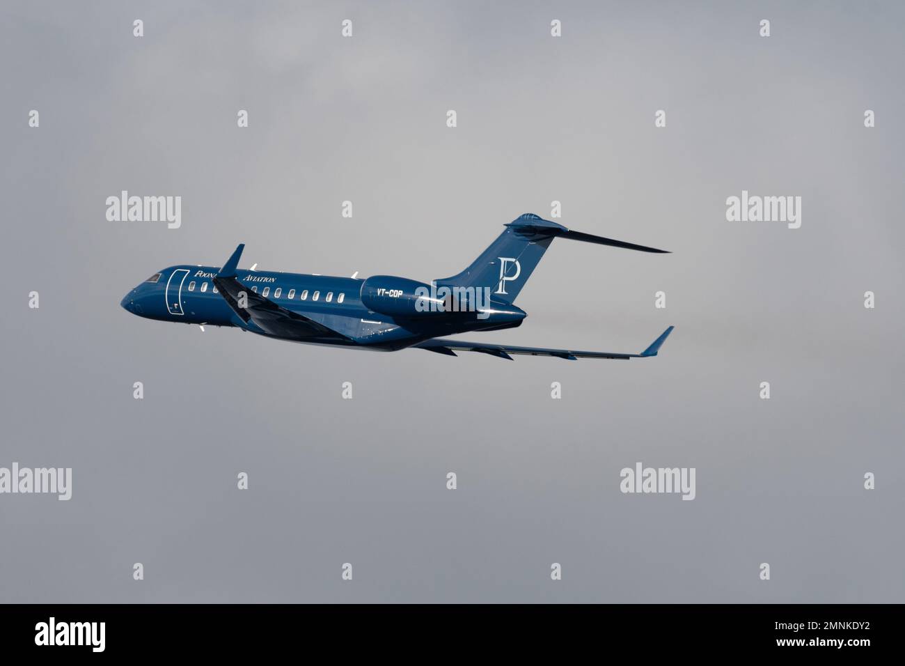 Zurigo (Svizzera), 19 gennaio 2023 Bombardier Global 6000 è in partenza dalla pista 28 Foto Stock