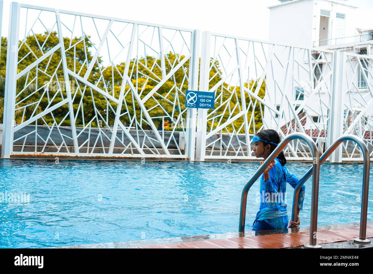 Cartello di avvertenza altezza nella piscina. Attenzione a non nuotare sotto i 120 cm Foto Stock