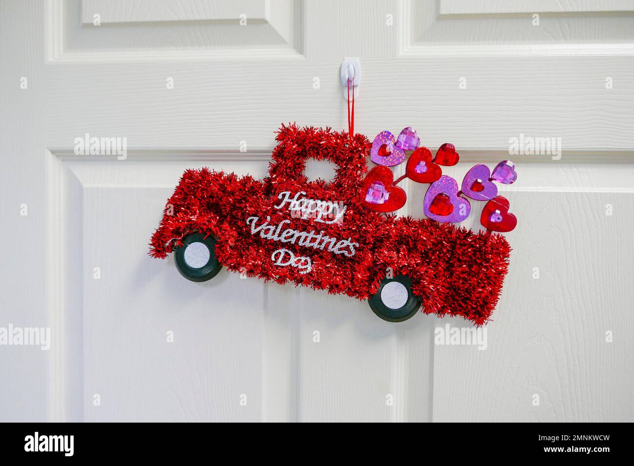 Buon giorno di San Valentino colorato camion decorato appeso su una porta in uno studio medico nel nord della Florida. Foto Stock