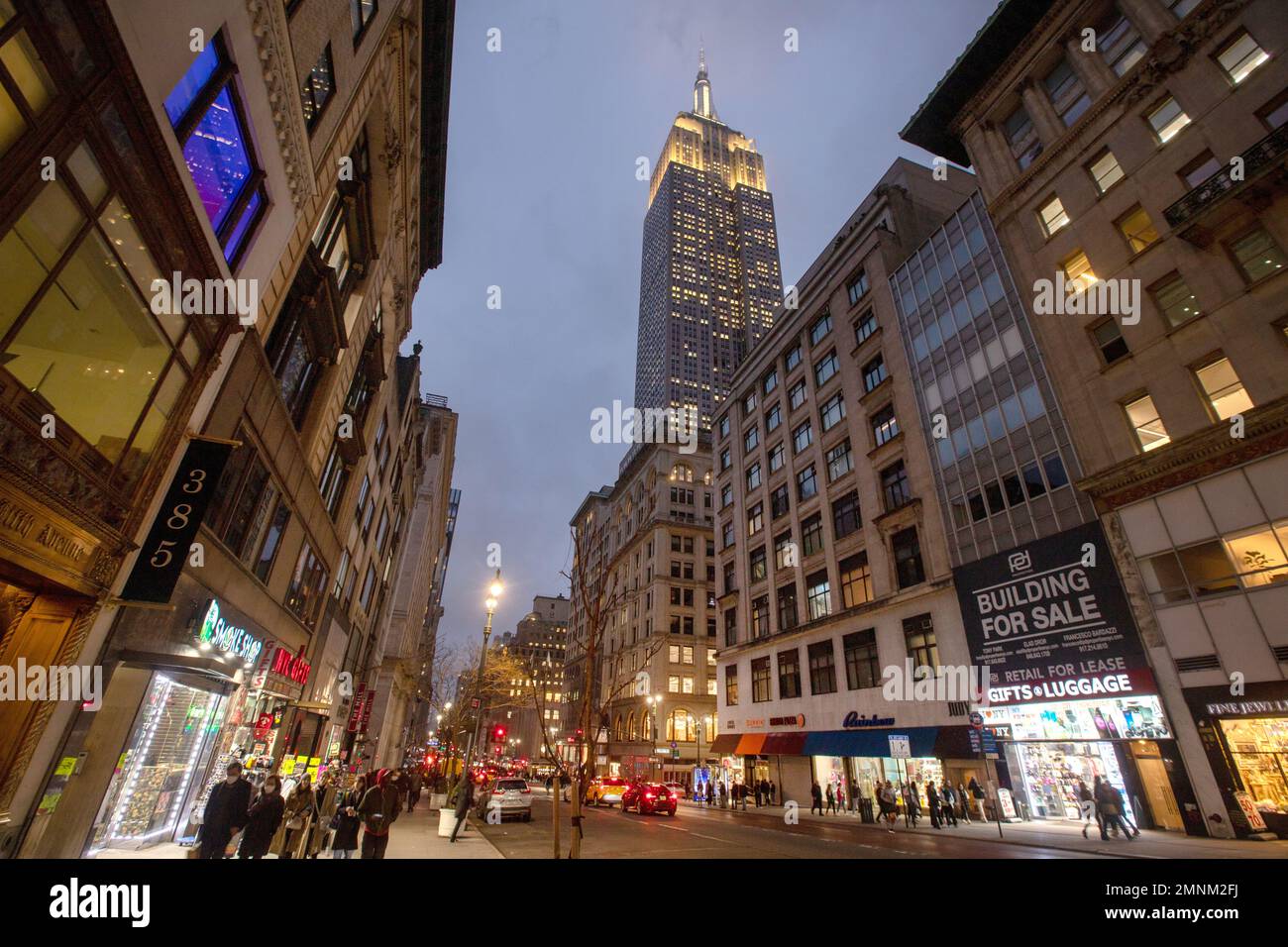 Foto di Tim Cuff. 9 dicembre 2022 - 10 gennaio 2023. Empire state Building in basso cloud Foto Stock