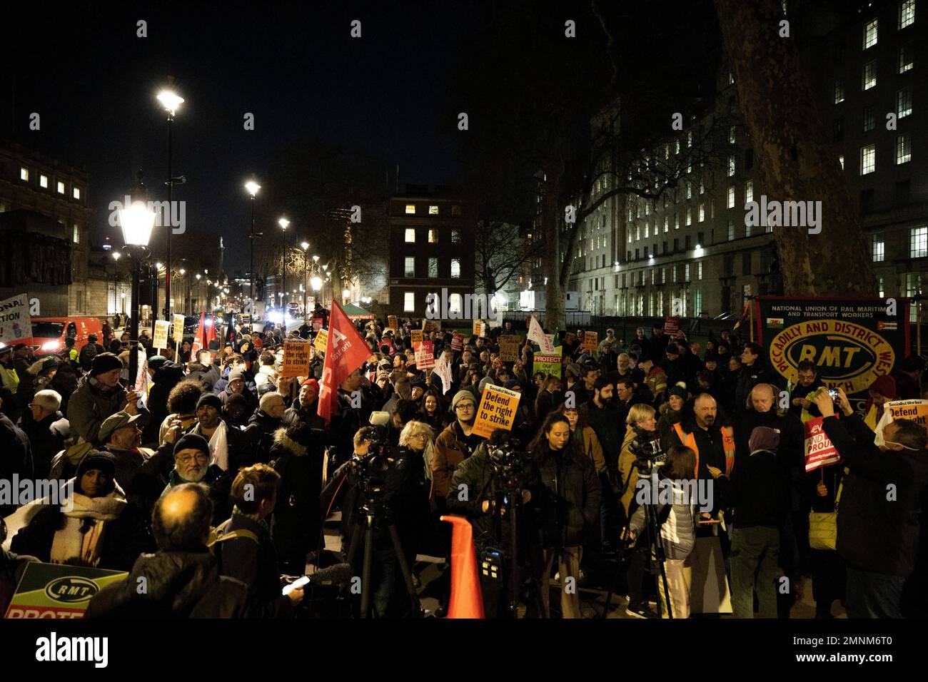 Londra, Regno Unito. 30th Jan, 2023. I manifestanti e i membri di vari sindacati del Regno Unito visti durante l'abbastanza è abbastanza protesta. Al di fuori di Downing Street si è svolta una protesta invocata da vari sindacati britannici in risposta al dibattito in corso sulla legge anti-sciopero e sulla legge sull'ordine pubblico nella Camera del comune del Parlamento britannico. Questi disegni di legge minacciano i diritti di protesta e sciopero dei civili. (Foto di Hesther ng/SOPA Images/Sipa USA) Credit: Sipa USA/Alamy Live News Foto Stock