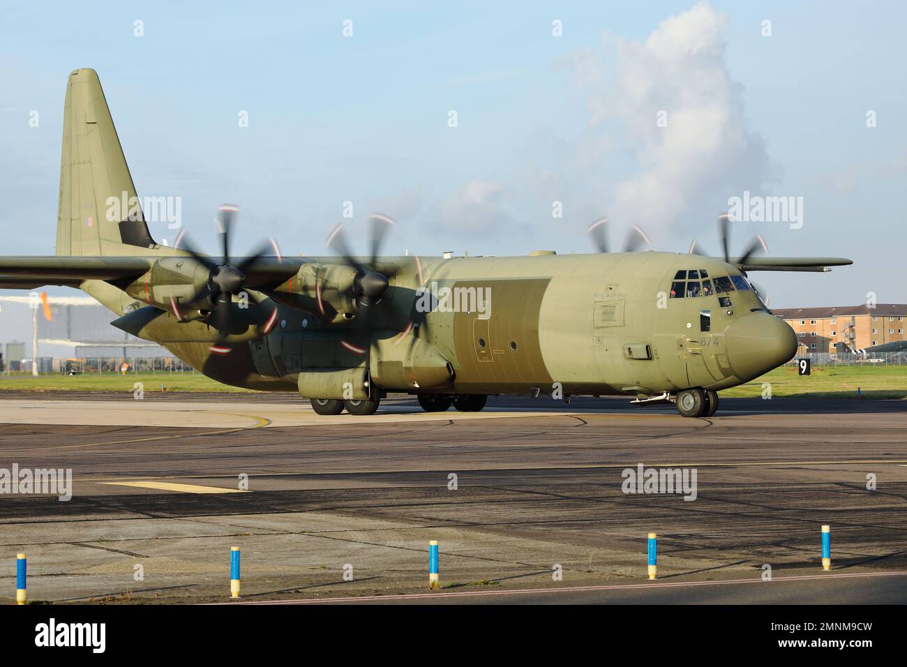 Royal Air Force C-130 Hercules trasporto aereo tassando nel novembre 2021. Foto Stock