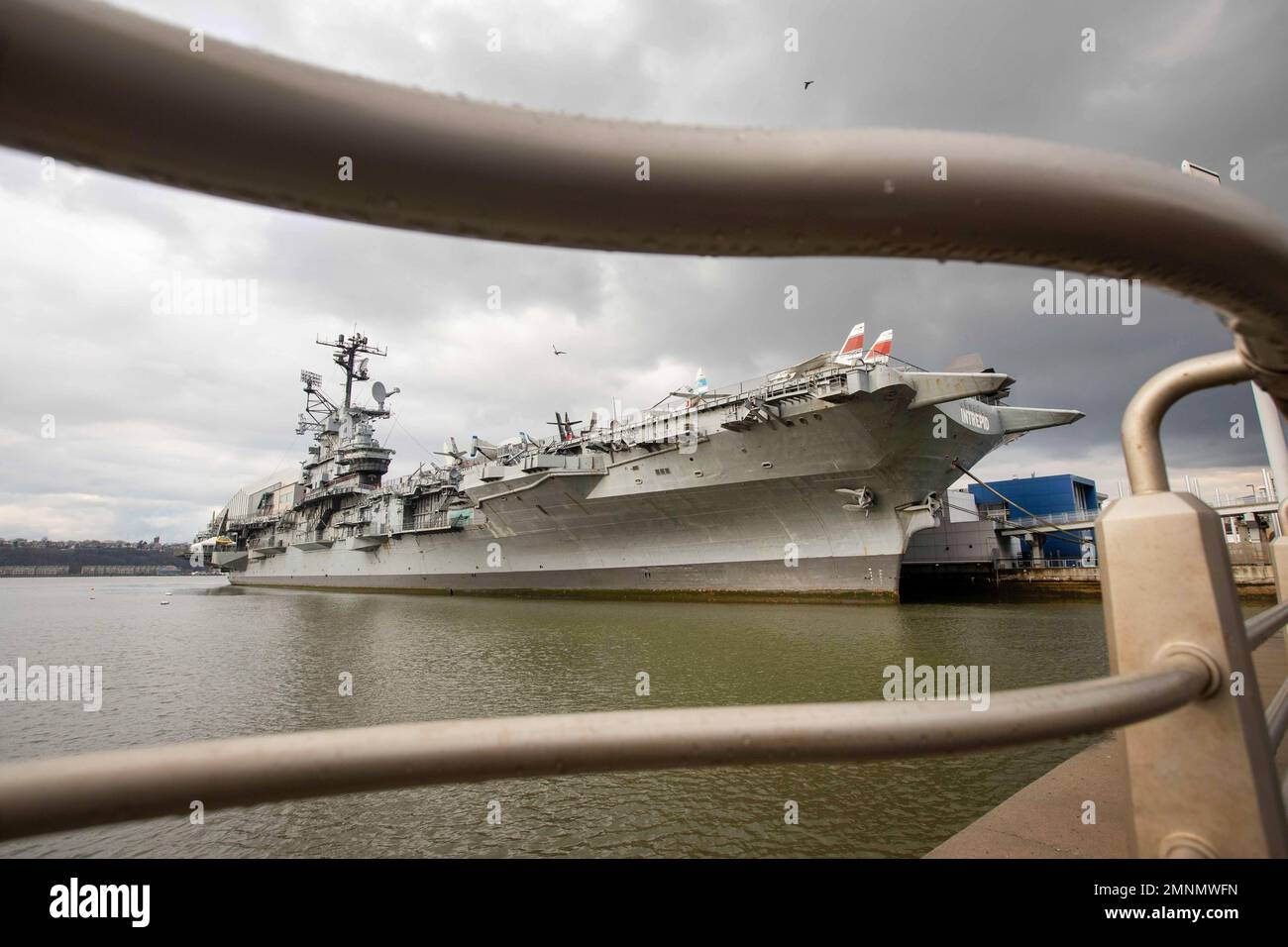 L'Intrepid Air, Sea and Space Museum sulle rive del fiume Hudson, New York Foto Stock
