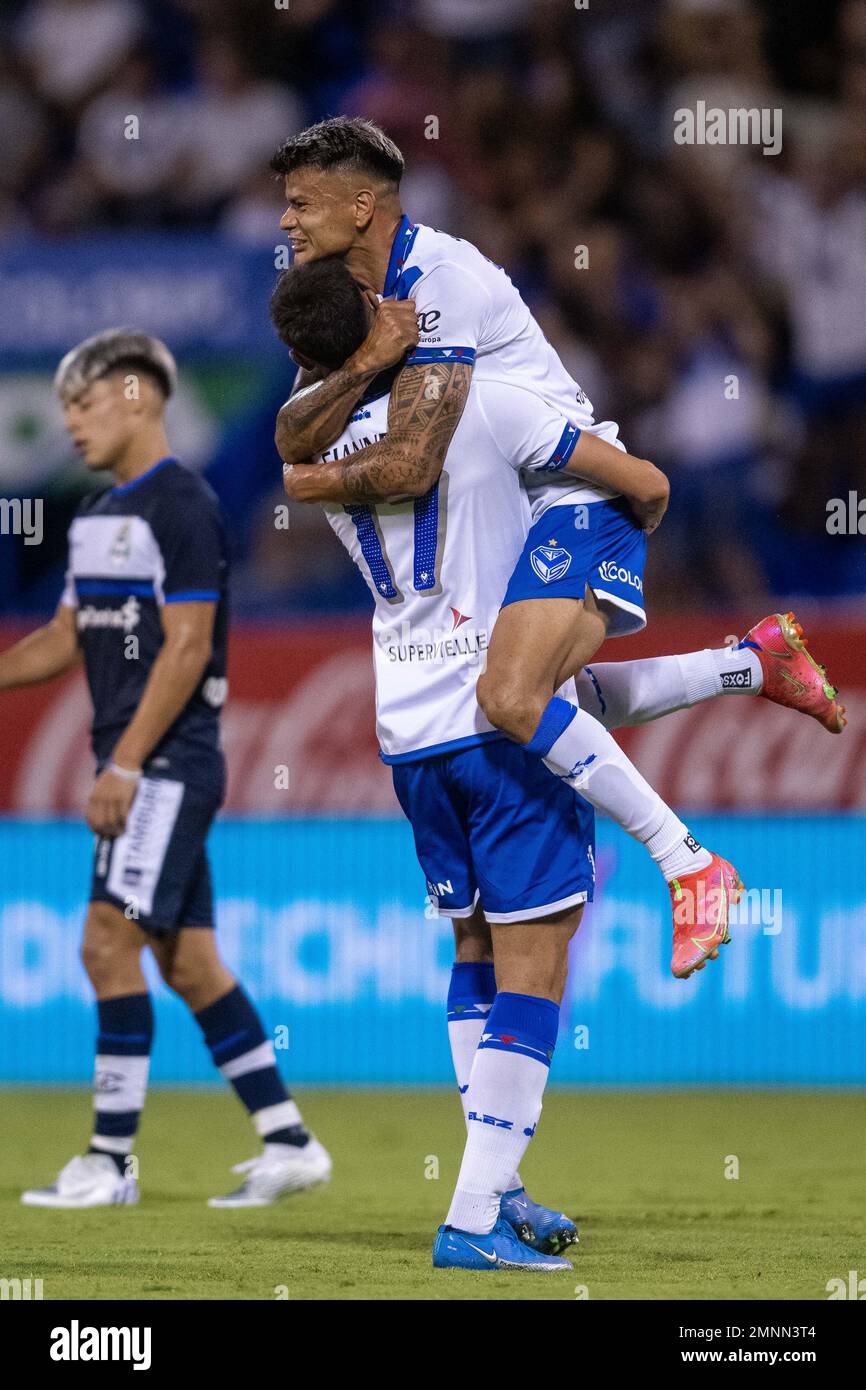 Buenos Aires, 30 gennaio 2023: Walter Bou di Velez Sarsfield festeggia con Lautaro Giannetti dopo aver segnato il gol durante il Torneo Binance 2023 della Liga Provesional Match argentina tra Velez Sarsfield e Gimnasia la Plata all'Estadio José Amalfitani di Buenos Aires, Argentina, il 30 gennaio 2023. Foto di SFSI Credit: Sebo47/Alamy Live News Foto Stock