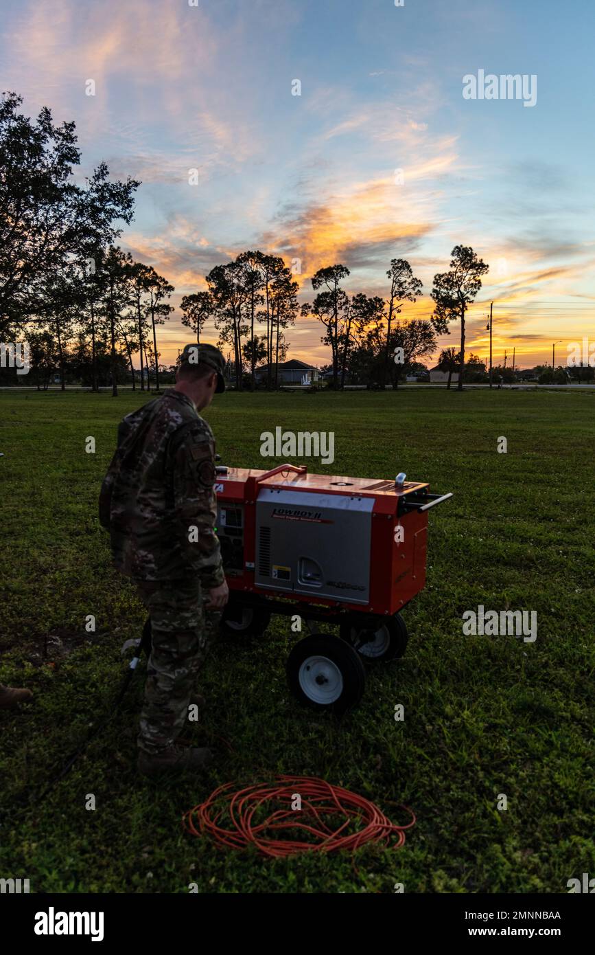 Staff Sgt. James Griffin, un artigiano della produzione di energia elettrica assegnato al 255th Air Control Squadron, Mississippi Air National Guard, ispeziona le attrezzature in un centro operativo tattico a Lehigh Acres, Florida, 4 ottobre 2022. Il 255th viene dispiegato nella Florida meridionale per rispondere alla devastazione dell'uragano Ian. Foto Stock