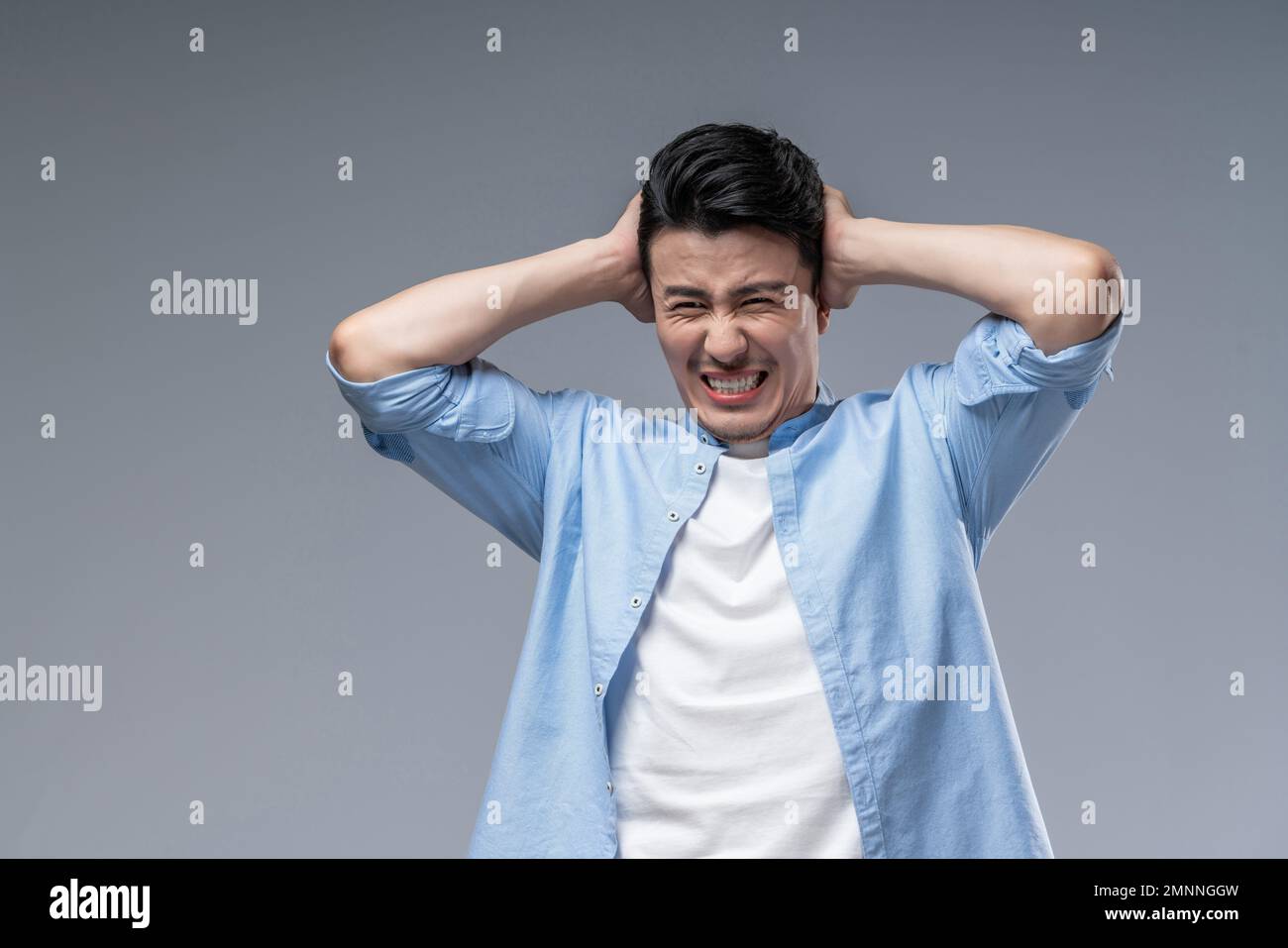Sia agitato giovane uomo Foto Stock