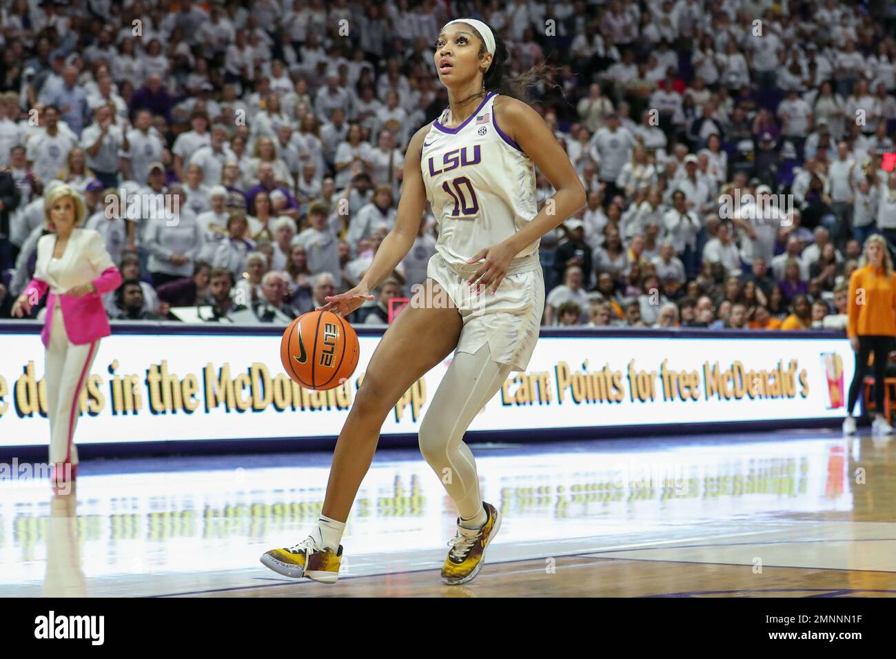 Baton Rouge, LOUISIANA, Stati Uniti. 30th Jan, 2023. Angel Reese della LSU (10) si dirige verso il basket durante l'azione di pallacanestro femminile della NCAA tra i volontari del Tennessee e i Tigers della LSU presso il Pete Maravich Assembly Center a Baton Rouge, LOUISIANA. Jonathan Mailhes/CSM/Alamy Live News Foto Stock