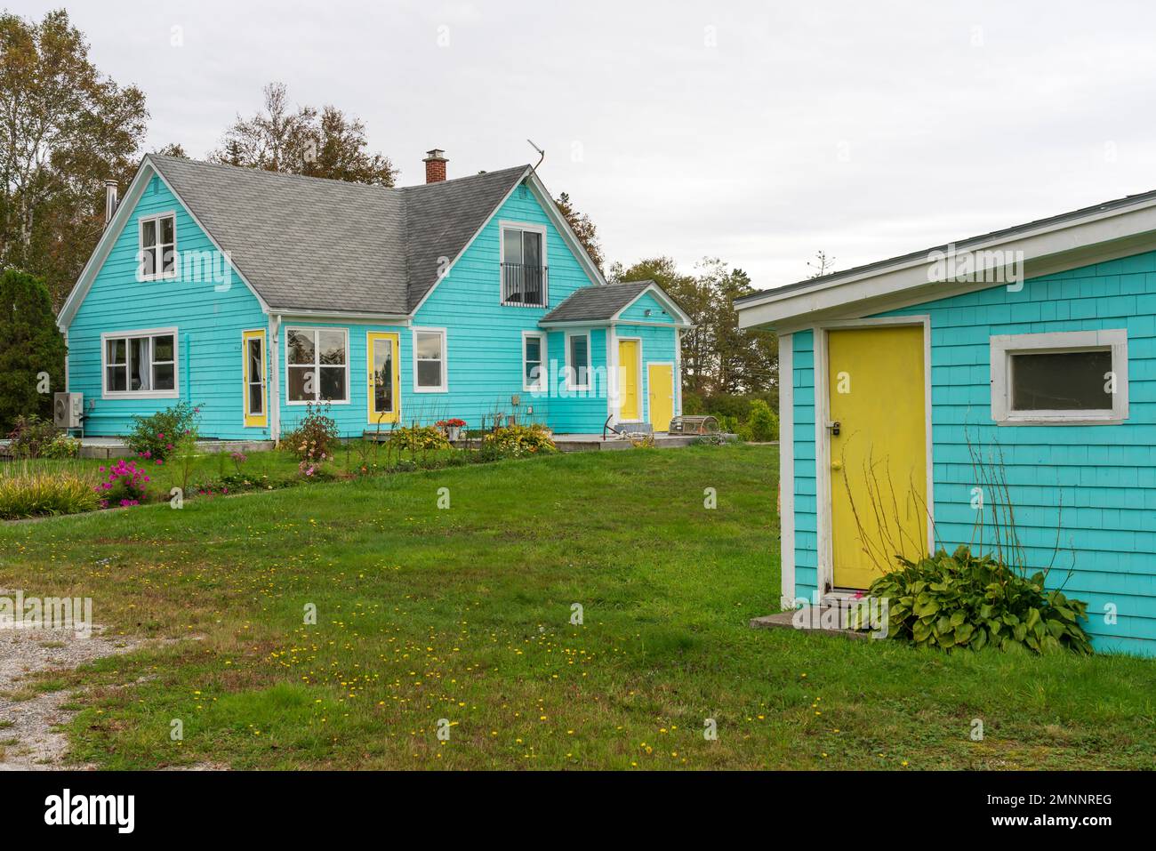 Un cottage colorato vicino a Sandy Point, Nuova Scozia, Canada. Foto Stock