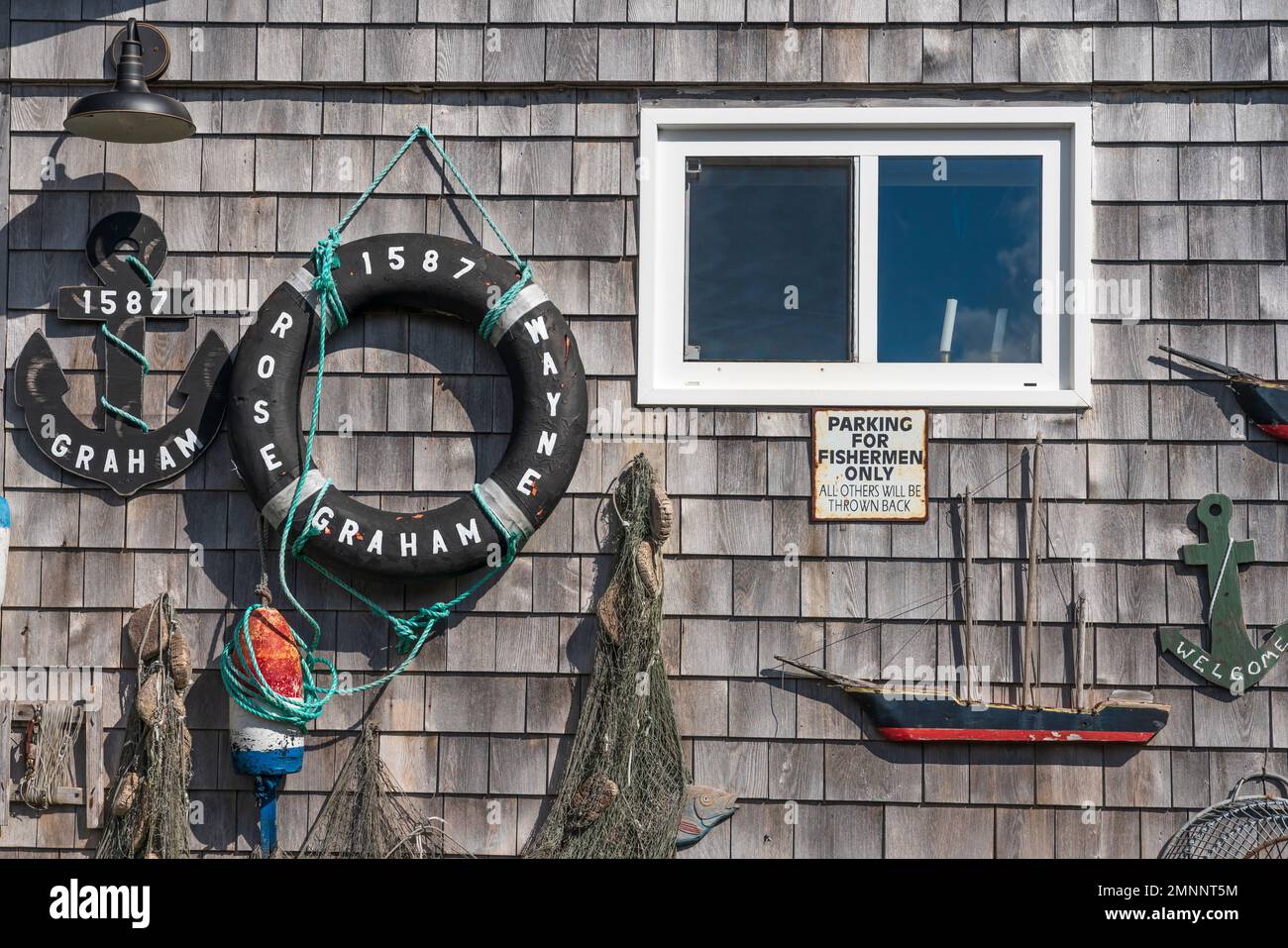 Un cottage rustico con attrezzatura da pesca vicino a Sandy Point, Nuova Scozia, Canada. Foto Stock