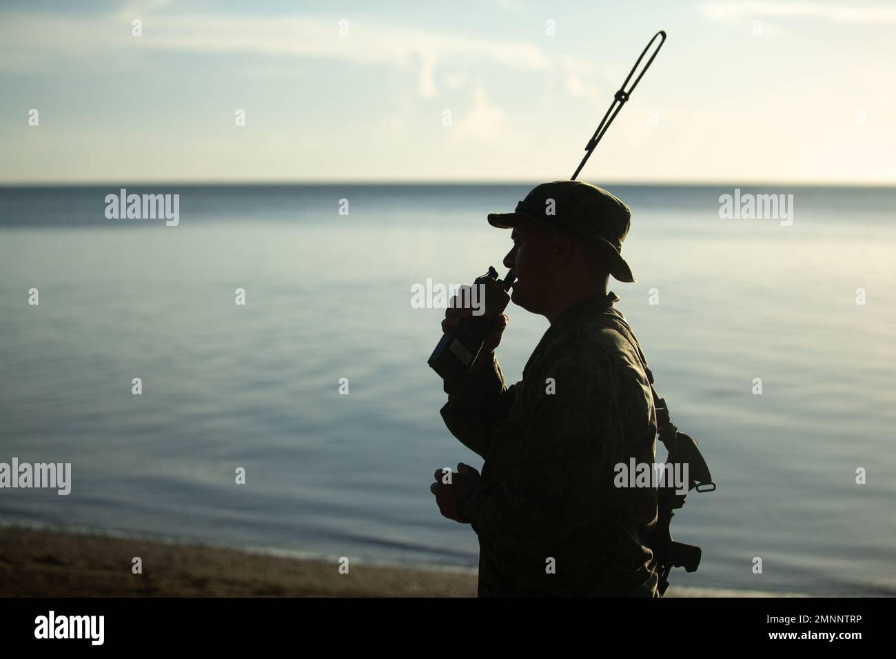 Daniel conti, l'ufficiale aereo per 1st battaglione, 2D Marines, coordina il supporto aereo vicino simulato durante KAMANDAG 6 a San Vicente, Filippine, 4 ottobre 2022. KAMANDAG è un esercizio bilaterale annuale tra le forze armate delle Filippine e le forze militari statunitensi, progettato per rafforzare l'interoperabilità, le capacità, la fiducia e la cooperazione costruita nel corso di decenni di esperienze condivise. 1/2 viene implementato nella regione Indo-Pacifico sotto 4th Marines, 3D Marine Division come parte del programma Unit Deployment. Conti è un nativo di Ashville, North Carolina. Foto Stock